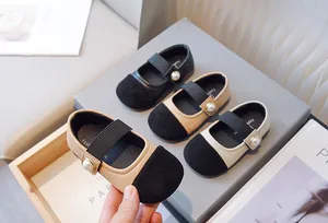 Vista detallada de zapatos de princesa para niñas con botones de perlas y diseño.