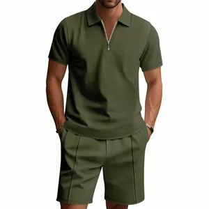 Vista dettagliata del set polo con zip e pantaloncini in maglia a nido d'ape verde oliva