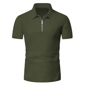 Vista dettagliata della polo da uomo verde oliva in maglia a nido d'ape con cerniera frontale