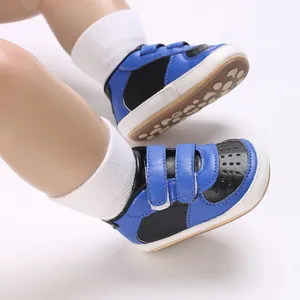 Gros plan de baskets pour bébé bleu et noir avec doubles sangles velcro