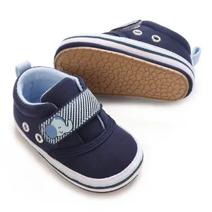Vista dettagliata delle scarpe in tela blu navy per neonati con suola in gomma antiscivolo