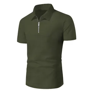 Vista frontale dettagliata di una polo da uomo verde militare con zip e trama fitta