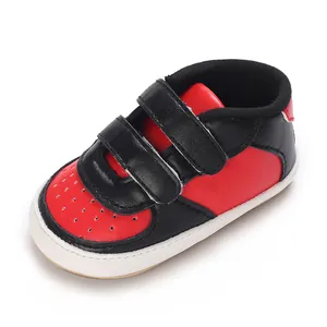 Baskets pour bébé bicolores rouge et noir avec bandes auto-agrippantes