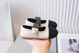 Primer plano de zapatos de princesa para niñas con correa de perlas y puntera