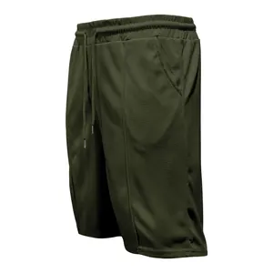 Vista dettagliata dei pantaloncini sportivi in mesh oliva con coulisse in vita e tasche