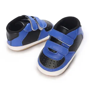 Vue détaillée des baskets bicolores bleu et noir pour bébés