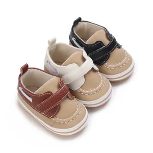 Detailansicht von drei Paar weichen Baby-Lauflernschuhen in Braun, Beige und Schwarz.