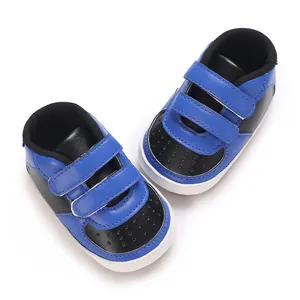 Détail de baskets pour bébé bleu et noir bicolores avec doubles bandes velcro pour nourrissons