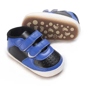 Vue détaillée de baskets pour bébé bicolores avec scratchs et semelle à motifs