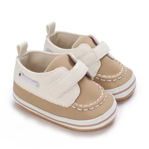 Detailansicht von weichen Baby-Lauflernschuhen mit Klettverschluss in Beige und Weiß