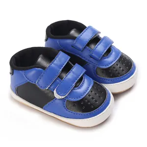 Baskets de sport bébé bicolores bleu et noir pour les tout-petits âgés de 0 à 1 an.