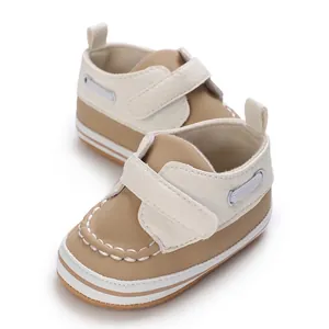 Detaillierte Nahaufnahme von beigen Baby-Lauflernschuhen mit weicher Sohle und Klettverschluss