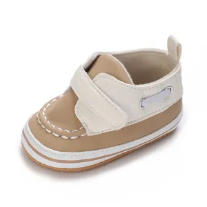 Detailansicht eines cremefarbenen Baby-Lauflernschuhs mit weicher Sohle und Klettverschluss