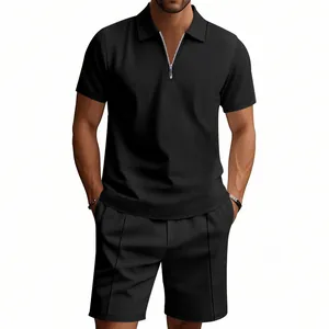 Dettaglio del set polo con zip e pantaloncini neri testurizzati da uomo