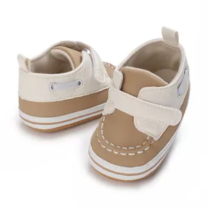 Nahaufnahme von beigen Baby-Lauflernschuhen mit weicher Sohle und Klettverschluss