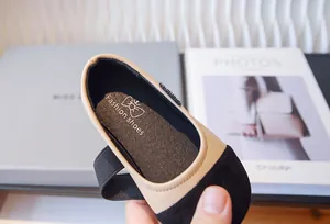 Detalle macro de los zapatos Mary Jane bicolor para niñas con plantilla suave y cómoda