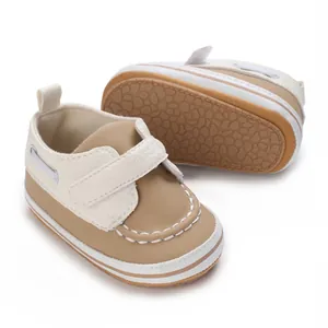 Detailansicht dieser beigen Babyschuhe mit weicher Sohle und sicherem Klettverschluss