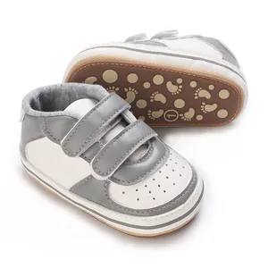 Vue détaillée des baskets pour bébé gris et blanc avec semelle antidérapante.