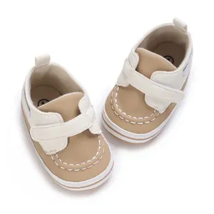 Detailansicht weiß-brauner Lauflernschuhe mit weicher Sohle für Babys von 0-12 Monaten.