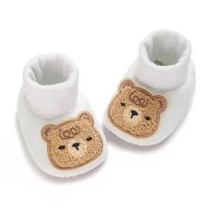 Gros plan détaillé de chaussettes de marche pour bébé avec broderie ours mignon