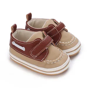 Detailansicht der weichen Baby-Lauflernschuhe aus braunem und beigem Kunstleder