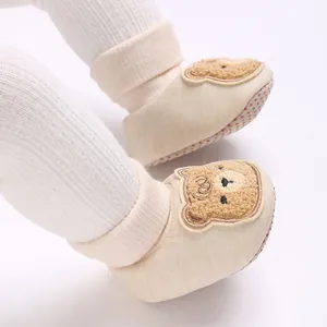 Gros plan détaillé de chaussures de marche bébé avec motif ours pour 0-12 mois