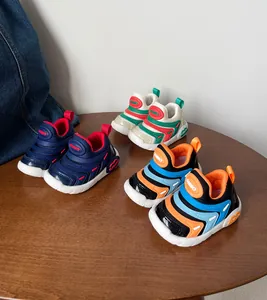 Gedetailleerde weergave van ademende babysneakers met zachte zolen in diverse kleuren.