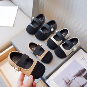 Elegantes zapatos de princesa Mary Jane para niñas con hebilla de perla y puntera negra