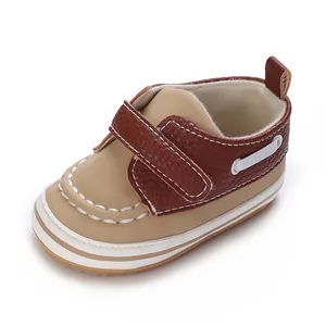 Detailansicht von braunen Baby-Lauflernschuhen mit weicher Sohle und Klettverschluss.