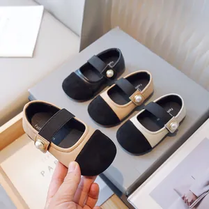 Elegantes zapatos de princesa Mary Jane para niñas con perla y diseño bicolor.