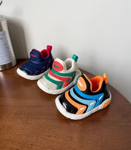 Drie paar kleurrijke ademende baby caterpillar mesh sneakers met zachte rubberen zolen