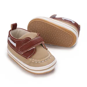 Detailansicht von braunen Baby-Lauflernschuhen mit weicher, rutschfester Sohle