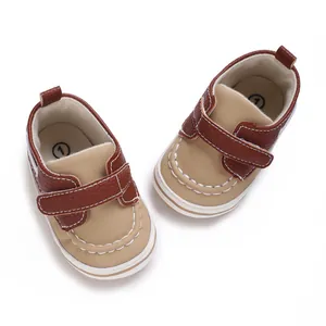 Detailansicht von braun-beigen Baby-Lauflernschuhen mit weicher Sohle und Klettverschluss.