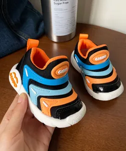 Detailweergave van peuterschoenen met ademend mesh en een zachte loopzool voor baby's