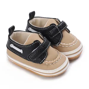 Paar schwarz-beige Baby-Lauflernschuhe mit weicher Sohle und Klettverschluss-Design