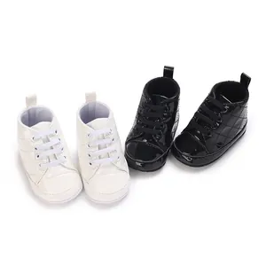 Schwarze und weiße Baby-Lauflernschuhe mit weicher Sohle und gesteppten Details