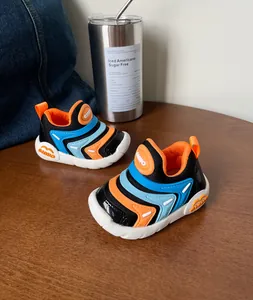 Close-up van rups-sneakers voor peuters met zachte antislipzolen voor baby's