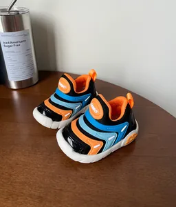 Detail van ademende mesh loopschoenen voor jongens met zachte, veilige antislipzolen