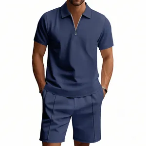 Vista dettagliata del set polo con zip e pantaloncini blu navy con trama a nido d'ape