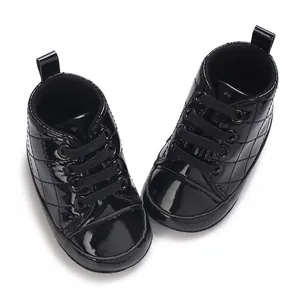 Nahaufnahme schwarze Lackleder-Baby-Lauflernschuhe mit feinem Steppmuster-Detail