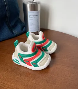 Detailopname van lichtgewicht babyloopschoenen met groene en rode gegolfde strepen