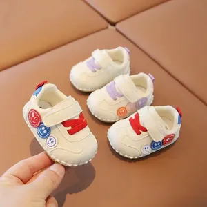 Primo piano di scarpe bianche per bambini con lacci colorati e sorrisi