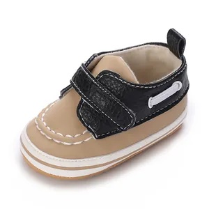 Detailansicht von zweifarbigem Baby-Lauflernschuh mit weicher Sohle und Klettverschluss