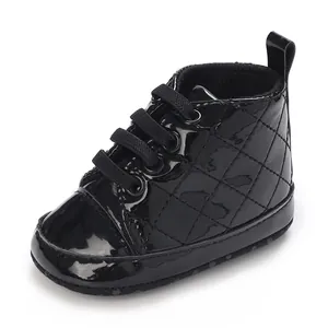 Detailaufnahme der glänzend schwarzen, gesteppten High-Top-Baby-Lauflernschuhe für Jungen