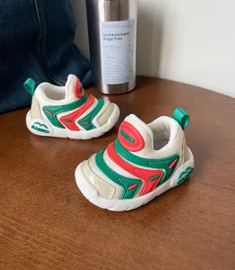 Peuter caterpillar mesh schoenen in crèmewit met groene en rode accenten, zachte zool.