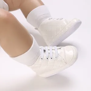 Premium weiche weiße gesteppte hohe Lauflernschuhe für Babys von 0-12 Monaten alt