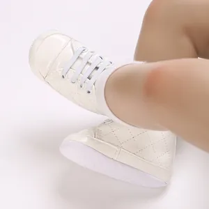 Detailansicht von gesteppten Lauflernschuhen für Babys mit weichen, rutschfesten Sohlen.