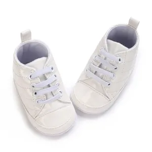 Draufsicht Detail der weißen gesteppten Lackleder Babyschuhe mit einer weichen Sohle