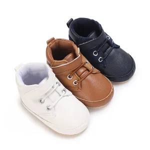 Scarpe sportive morbide per neonati in bianco, marrone e blu scuro per i primi passi