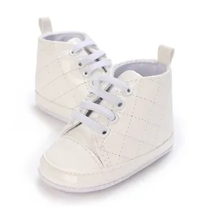 Nahaufnahme cremeweißer gesteppter Baby-High-Top-Schuhe mit weicher Anti-Rutsch-Sohle